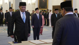 Prabowo Resmi Lantik Djamari Chaniago Jadi Menko Polkam