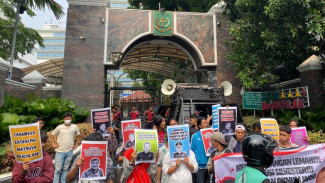 Massa Protes Silfester Matutina Tak Kunjung Dieksekusi, Kejagung Dihujani Tomat dan Telur Busuk