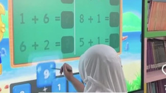 Pendidikan Inklusif Era Prabowo: Smart Board Bikin Anak SLB Berebut Maju ke Depan Kelas