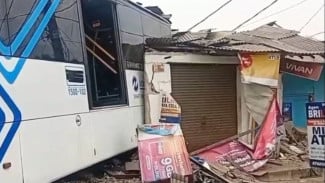 Detik-detik Mencekam! Bus Transjakarta Seret Motor hingga Hantam Ruko di Pulogebang