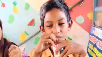 Viral Video Siswa SD Ini Pertama Kali Minum Susu UHT Berkat Program MBG, Netizen Terharu