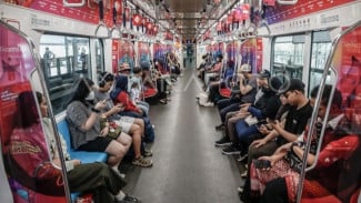 Momen Menegangkan Petugas Damkar Selamatkan Penumpang MRT yang Terjebak di Lift