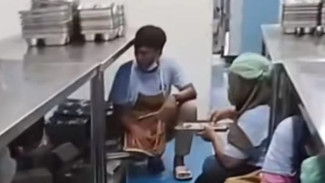 Viral! Relawan Dapur MBG Bojong Baru jadi ‘Pengecap Pertama’ Menu MBG, Gak Takut Keracunan
