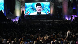 Menag Ajak Ribuan Santri Doakan Korban Ambruknya Ponpes Al Khoziny di Penutupan MQK