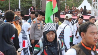Momen Aksi Bela Palestina di Jakarta: Polisi Berpeci Hitam Jadi Simbol Solidaritas