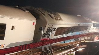 KA Purwojaya Relasi Gambir-Kroya Anjlok di Kedunggedeh Bekasi