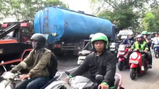 20 Pengendara Motor Tergelincir Akibat Tumpahan Minyak di Jalan Raya Cakung Cilincing