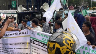 Aksi Damai di Depan Kementerian Haji, Soroti Kegagalan Layanan Haji 2025