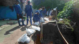 5 Tanggul Roboh, 3 Longsor, Jakarta Selatan Siaga Banjir Akibat Hujan Ekstrem