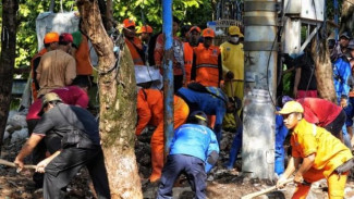300 Personel Gabungan Dikerahkan Jakbar untuk Bersihkan Tanggul Inspeksi Kali Grogol