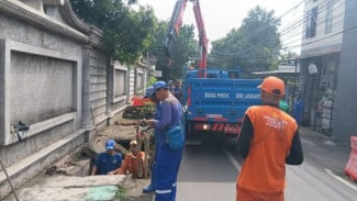 Momen Petugas Gabungan Berjibaku Perbaiki Saluran Air 80 Meter yang Longsor di Ceger