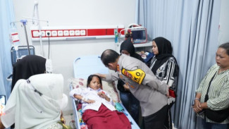 Kapolda Metro Besuk Siswa yang Tertabrak Mobil MBG di RSUD Cilincing