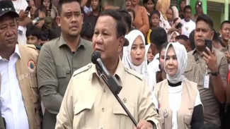 Kunjungi Pengungsi Banjir di Langkat, Prabowo: Kami Tidak Akan Tinggalkan Kalian Sendiri
