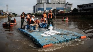 BMKG Warning Curah Hujan Tinggi, Aksi Bersih Sungai Digencarkan di Jakbar