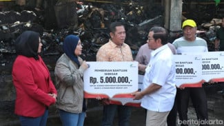 Gubernur Pramono Beri Rp 5 Juta ke Setiap Pedagang Korban Kebakaran Pasar Kramat Jati