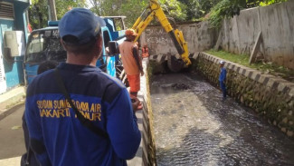 Saluran Depan RPTRA Susukan Dipenuhi Sedimentasi Dikeruk, Debit Air Kini Lebih Besar