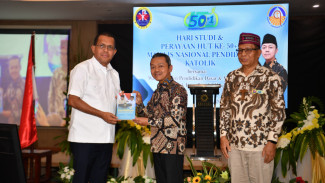 Bicara di HUT Majelis Nasional Pendidikan Katolik di Kupang, Wamen Fajar Kutip Paus Fransiskus