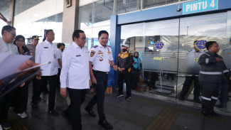 Tinjau Kesiapan Angkutan Umum Jelang Nataru, Pramono: Puncak Arus Keluar Jakarta Diprediksi 20 Desember 2025