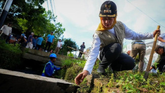 Antisipasi Banjir, Jakbar Kerahkan 300 Personel Turun Bersih-bersih Saluran Air Joglo