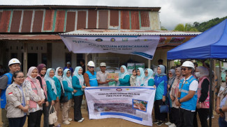 Srikandi PLN IP Salurkan Bantuan dan Beri Dukungan Moril untuk Korban Banjir Sumbar dan Sumut