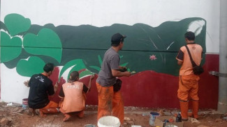 Tak Lagi Kusam, Tiang Tol Becakayu Dihias jadi Kanvas Mural dengan Target Rampung Akhir 2025