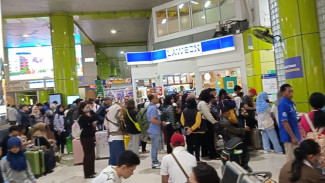 Ramainya Penumpang di Stasiun Gambir Memasuki Libur Nataru 2025