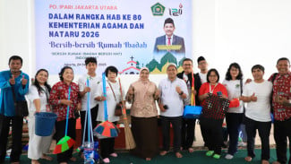 Penyuluh Agama Ikut Bersih-bersih Rumah Ibadah Lintas Iman di Natal 2025