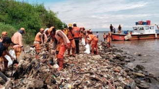 Sampah Laut Serbu Pantai Timur Ancol, Petugas Angkut Pakai Truk dan Kapal