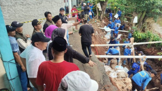 Tepi Kali Angke di Jakbar Longsor, Bronjong Darurat Dipasang Cegah Erosi