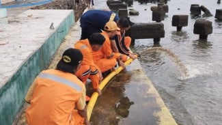 Aksi Cepat Petugas Gabungan Atasi Genangan Rob di Tugu Arsa Pulau Untung Jawa