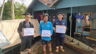 Aksi Relawan Rumah BUMN Pertamina Menembus Banjir Beri Bantuan untuk Warga