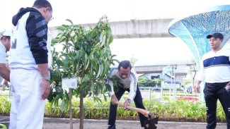 Pemkot Jaktim Sulap Taman Kolong Tol Jadi Ruang Hijau Produktif