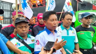 Demo di DPR dan Kemnaker, Buruh Tuntut Upah yang Adil