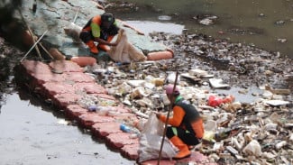 Viral Buang Sampah ke Got, Petugas PPSU Cipinang Jaktim Langsung Kena SP2!