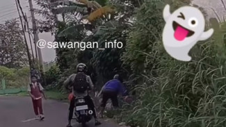 Detik-detik Pria Ini Kepergok Buang Sampah Sembarangan di Pinggir Jalan