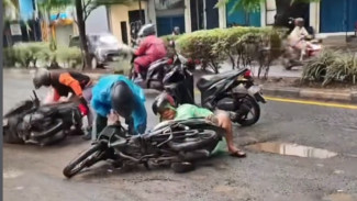 Jalan Juanda Rusak Berlubang jadi Pemicu Kecelakaan Beruntun
