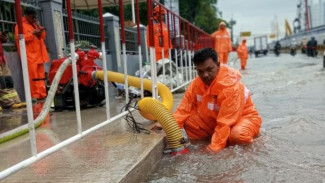 Momen PPSU dan Damkar Beraksi Atasi Banjir 30 Cm di Depan RS Soeharto Heerdjan Jakbar