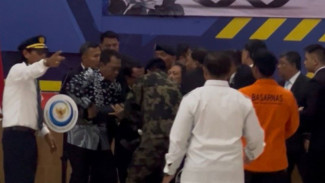 Menteri KKP Pingsan saat Upacara Penghormatan Korban Kecelakaan Pesawat ATR