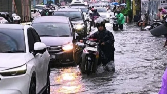 Jakarta Dikepung Banjir Lagi, 1 RT di Pela Mampang Terendam hingga 1,5 Meter