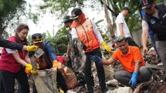 Hujan Belum Reda Jelang Imlek, Jakbar Gaspol Bersih-bersih Saluran Air