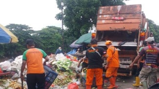 Bau Menyengat Ganggu Warga Kembangan, 2 Ton Sampah di Pasar Kemiri Akhirnya Diangkut