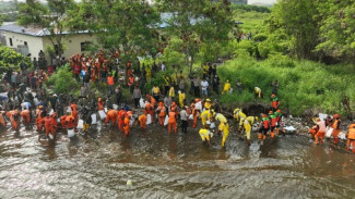 Pantai Marunda Jakut Diserbu 700 Petugas, Sampah Kiriman Laut Dibabat