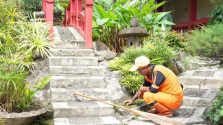 Vihara Viriya Bala Kinclong Jelang Tradisi Tahunan Imlek, 15 PPSU Diterjunkan