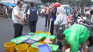 Bikin Macet hingga Buang Sampah Sembarangan, Pedagang Nakal di Kebayoran Lama Ditertibkan
