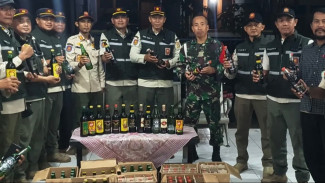 Razia saat Ramadan, Satpol PP Jakbar Sita 2.105 Botol Miras Ilegal