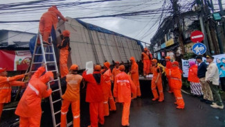 Momen Sigap PPSU Cikoko Evakuasi Truk 30 Ton Terperosok, Warung Warga Nyaris Tertimpa
