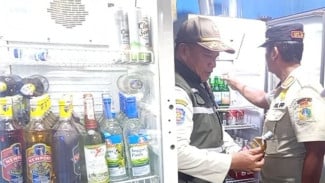 Satpol PP DKI Sita 755 Botol Miras Ilegal Saat Operasi Pekat Ramadan