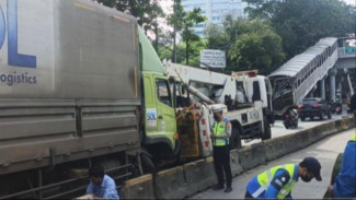 Truk Tronton Tabrak Separator Busway di Gatot Subroto, Begini Kronologinya