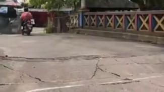Pengendara Hati-hati! Kondisi Jembatan Kampung Kramat Cipayung Mulai Retak dan Amblas