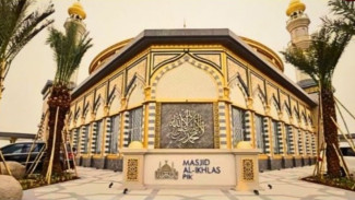 Masjid Al-Ikhlas PIK: Oase Spiritual di Tengah Gemerlap Kota Modern